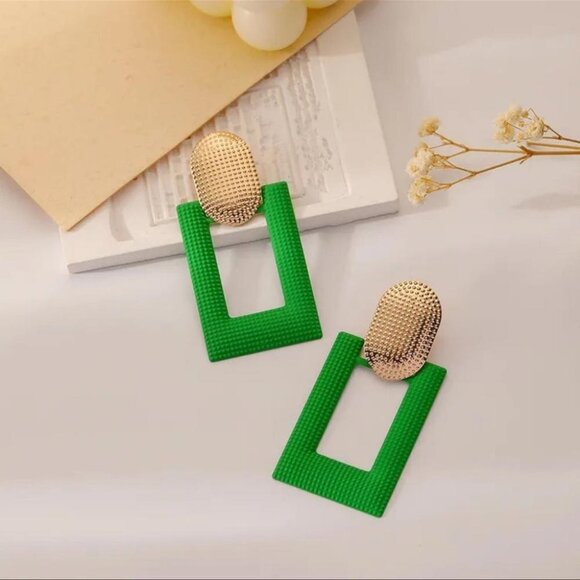 NEW Bright Kelly Green Gold Lightweight Statement Earrings Geometric Art Deco - Picture 2 of 13
